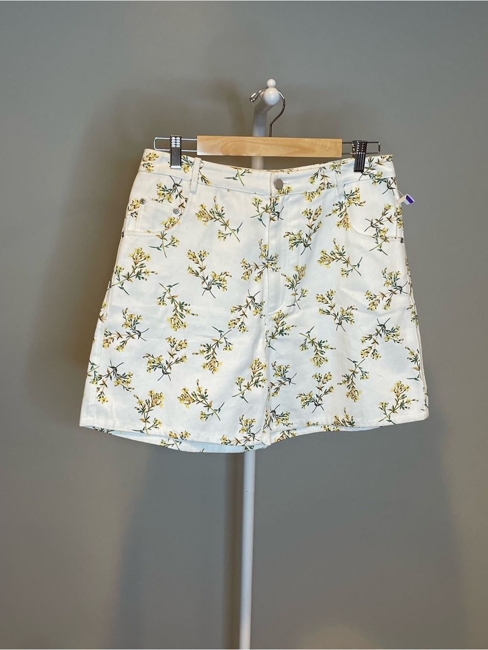 English Factory White Denim Floral Print High-Rise Shorts Size Large NWOT